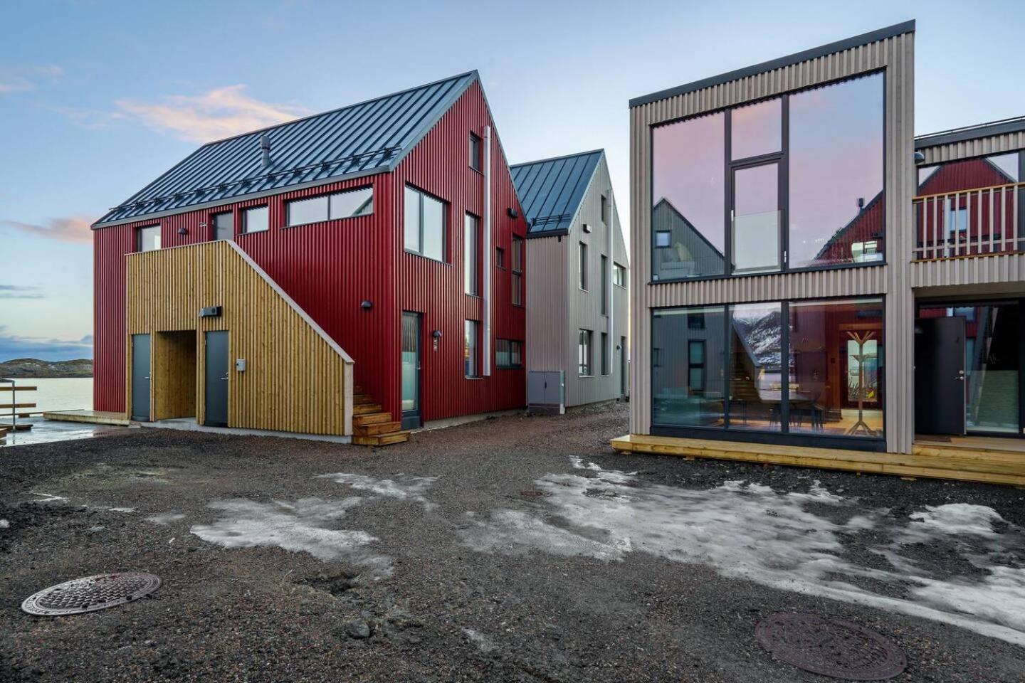 Rorbuleilighet I Idylliske Henningsvaer Luaran gambar
