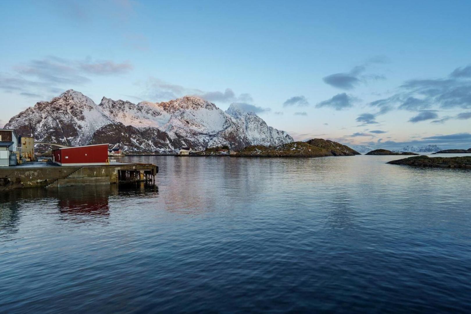 Rorbuleilighet I Idylliske Henningsvaer Luaran gambar